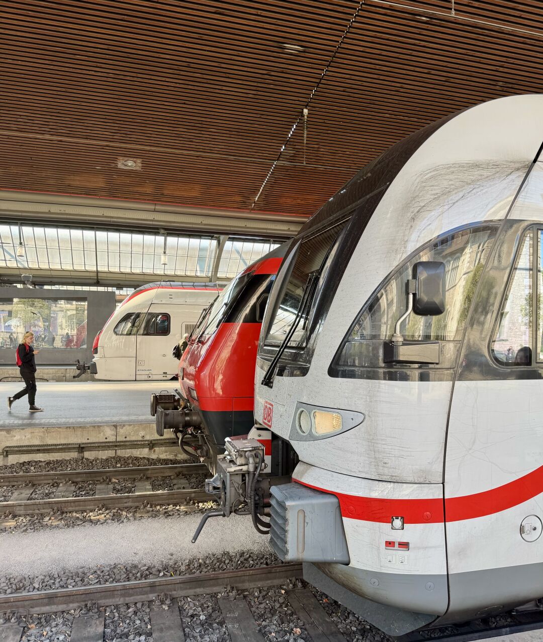 Vordergrund ist ein Stadler Kiss der DB, Hintergrund ein Kiss der SBB. Dazwischen eine Schweizer Schnellzuglok.