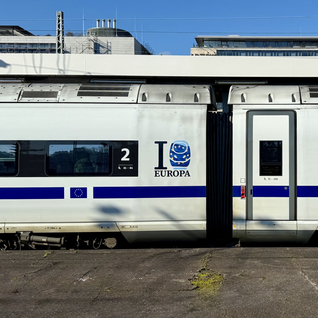 Der ICE 3neo, BR408, in der Europa-Sonderlackierung. Zu sehen der Schriftzug I Love Europa.